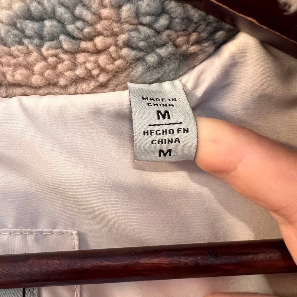 Levi's womens Oversized Long Sherpa Trucker Jacket size M - Picture 7 of 12